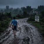 बरसाती शाम में कसारी से महिदपुर रोड के सुनसान कच्चे रास्ते पर दूध की केटली लिए चलता बालक और दूर दिखाई देती सफेद परछाई।
