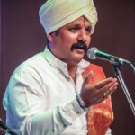 एस. एम. जोशी ऑडिटोरियम, पुणे में होने वाले सृजन महोत्सव के दौरान लोककला और सांस्कृतिक प्रस्तुतियों का दृश्य।