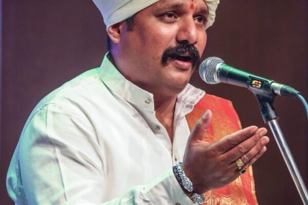 एस. एम. जोशी ऑडिटोरियम, पुणे में होने वाले सृजन महोत्सव के दौरान लोककला और सांस्कृतिक प्रस्तुतियों का दृश्य।