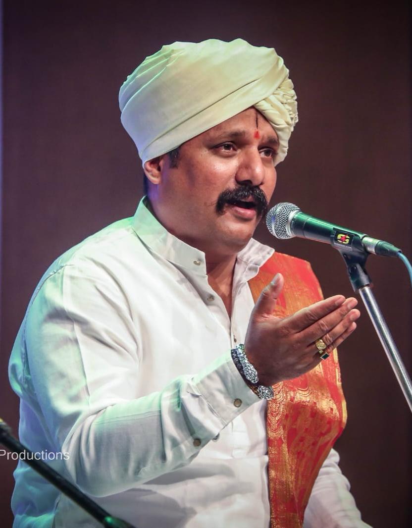 एस. एम. जोशी ऑडिटोरियम, पुणे में होने वाले सृजन महोत्सव के दौरान लोककला और सांस्कृतिक प्रस्तुतियों का दृश्य।