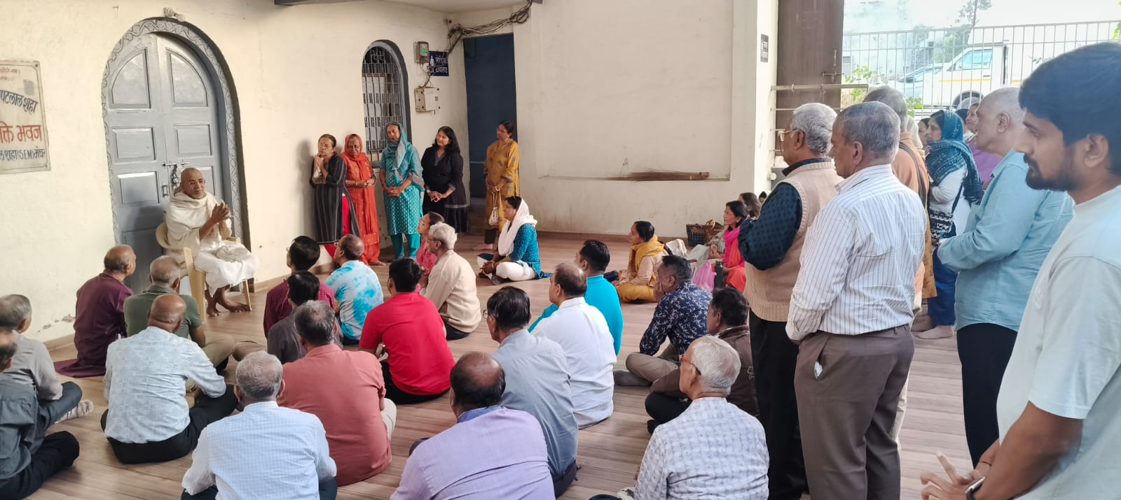 पाबल में आयोजित प्रवचन सभा के दौरान आचार्य श्री राजरक्षितसूरिजी समाज में सच्चे इंसान के अभाव और पर्यावरण संरक्षण पर विचार रखते हुए