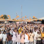 “महिदपुर रोड में RSS शताब्दी वर्ष के अवसर पर भगवा रैली, रथ पर राम-सीता-लक्ष्मण-हनुमान, लोग फूल बरसा रहे हैं।”