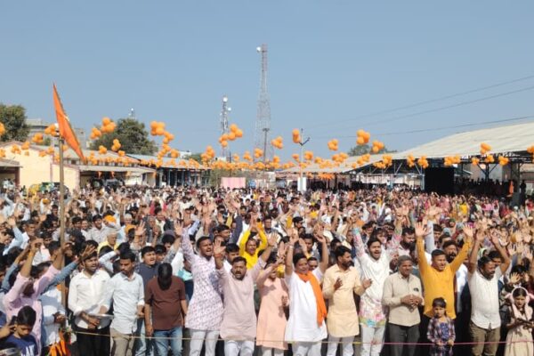 “महिदपुर रोड में RSS शताब्दी वर्ष के अवसर पर भगवा रैली, रथ पर राम-सीता-लक्ष्मण-हनुमान, लोग फूल बरसा रहे हैं।”