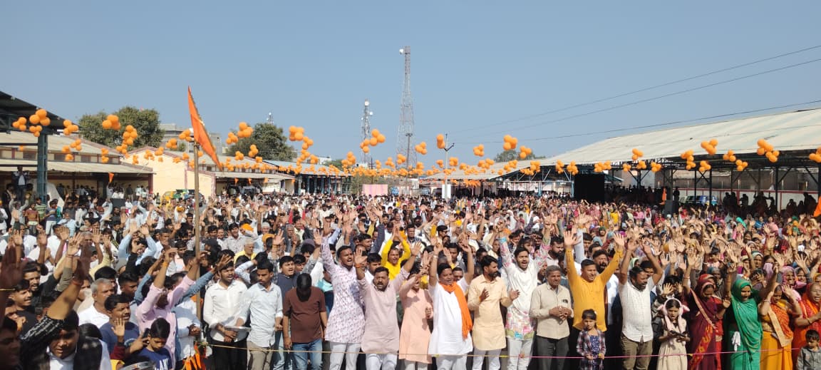 “महिदपुर रोड में RSS शताब्दी वर्ष के अवसर पर भगवा रैली, रथ पर राम-सीता-लक्ष्मण-हनुमान, लोग फूल बरसा रहे हैं।”