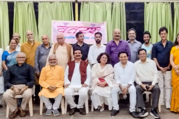 मुंबई में आयोजित कवि नीरज शताब्दी स्मरण कार्यक्रम का दृश्य