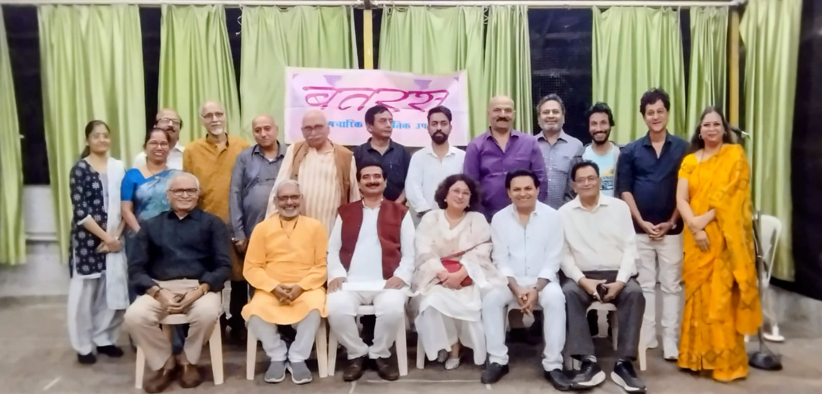 मुंबई में आयोजित कवि नीरज शताब्दी स्मरण कार्यक्रम का दृश्य