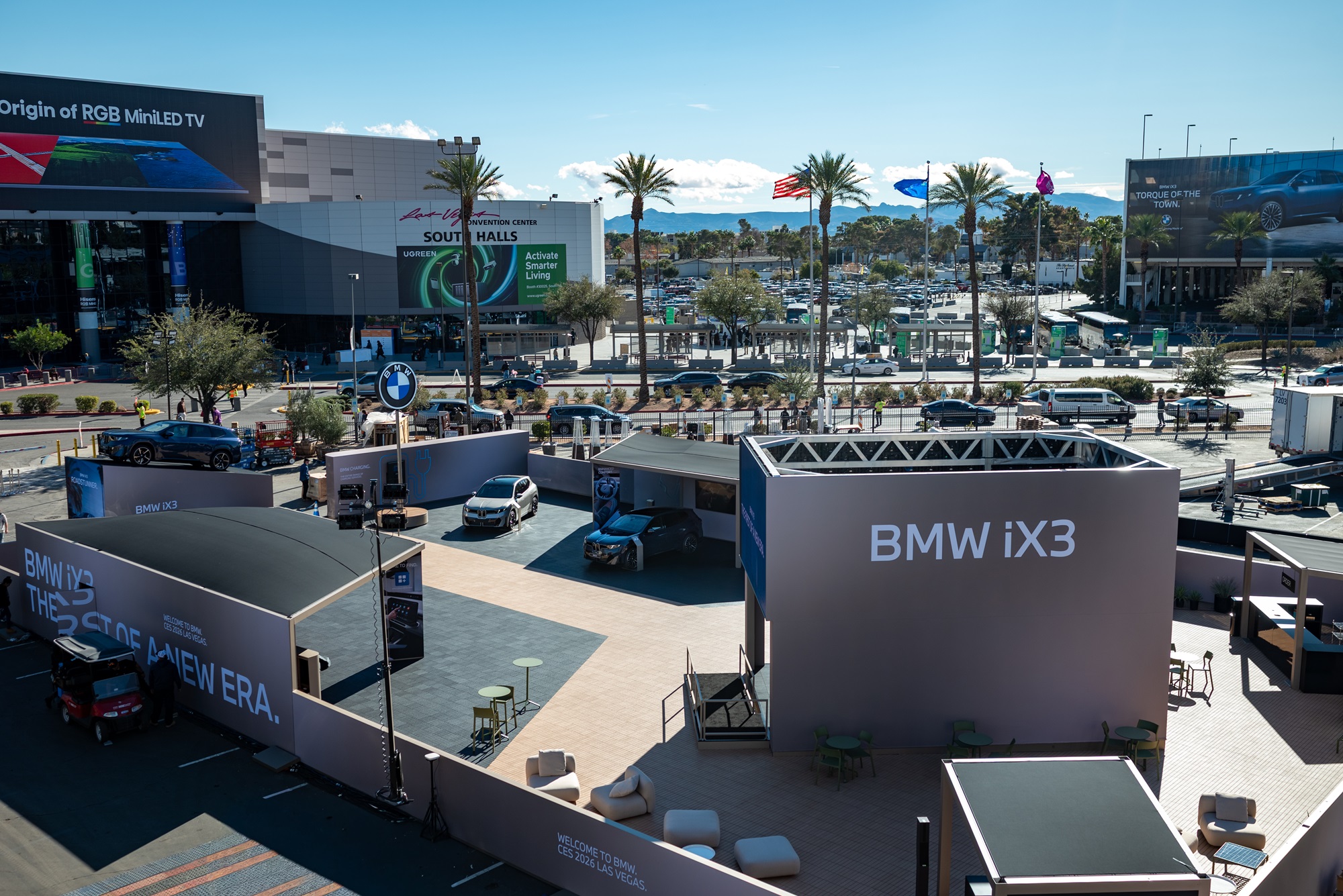 BMW iX3 इलेक्ट्रिक SUV CES 2026 में प्रदर्शित, AI-सक्षम BMW Intelligent Personal Assistant और Panoramic iDrive के साथ, इन-कार मनोरंजन और नई eDrive तकनीक दिखाते हुए।