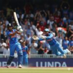 क्रिकेट मैदान में खेलती लड़कियाँ महिला सशक्तिकरण और आत्मविश्वास का प्रतीक बनती हुई