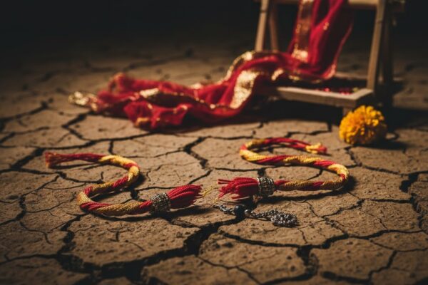 कलयुग में टूटते विवाह और रिश्तों को दर्शाती प्रतीकात्मक छवि