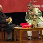 इंडिया इंटरनेशनल सेंटर नई दिल्ली में ‘मजबूती का नाम महात्मा गांधी’ पुस्तक के लोकार्पण समारोह में मंच पर लेखक पुरुषोत्तम अग्रवाल, वक्ता अशोक वाजपेयी और उपस्थित साहित्य प्रेमी