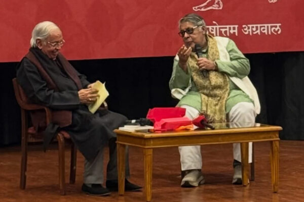 इंडिया इंटरनेशनल सेंटर नई दिल्ली में ‘मजबूती का नाम महात्मा गांधी’ पुस्तक के लोकार्पण समारोह में मंच पर लेखक पुरुषोत्तम अग्रवाल, वक्ता अशोक वाजपेयी और उपस्थित साहित्य प्रेमी