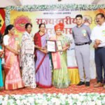 देवरी स्थित धुकेश्वरी मंदिर सभागृह में आयोजित राज्यस्तरीय सम्मान समारोह में कवयित्री मेघा मनोज अग्रवाल को नारी रत्न सम्मान प्रदान करते संस्था के संस्थापक डॉ. घनश्याम निखाड़े, साथ में मंचासीन अतिथि और उपस्थित गणमान्यजन।