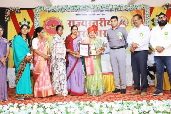 देवरी स्थित धुकेश्वरी मंदिर सभागृह में आयोजित राज्यस्तरीय सम्मान समारोह में कवयित्री मेघा मनोज अग्रवाल को नारी रत्न सम्मान प्रदान करते संस्था के संस्थापक डॉ. घनश्याम निखाड़े, साथ में मंचासीन अतिथि और उपस्थित गणमान्यजन।