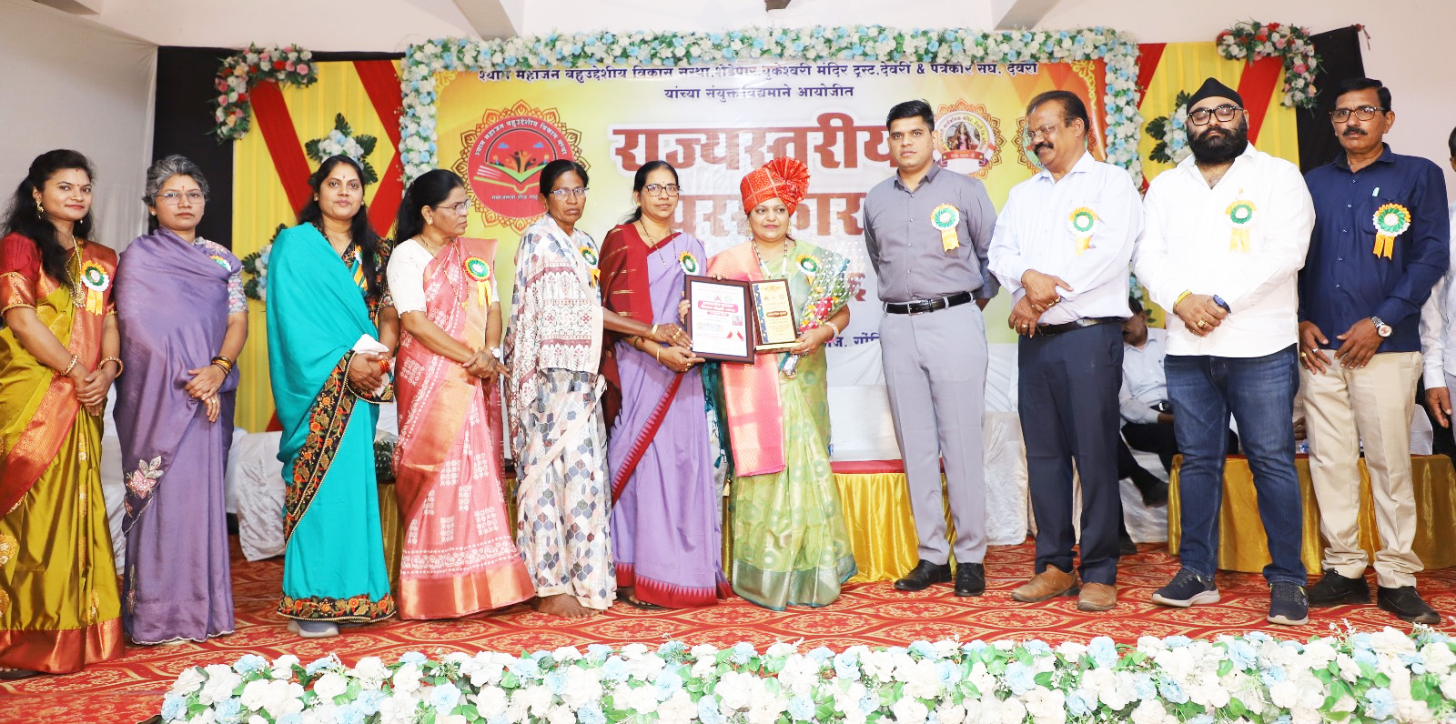 देवरी स्थित धुकेश्वरी मंदिर सभागृह में आयोजित राज्यस्तरीय सम्मान समारोह में कवयित्री मेघा मनोज अग्रवाल को नारी रत्न सम्मान प्रदान करते संस्था के संस्थापक डॉ. घनश्याम निखाड़े, साथ में मंचासीन अतिथि और उपस्थित गणमान्यजन।