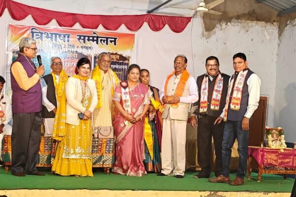 विश्व हिंदी दिवस समारोह में हैदराबाद में त्रिभाषा अधिवेशन साहित्य सम्मान प्राप्त करतीं मेघा अग्रवाल