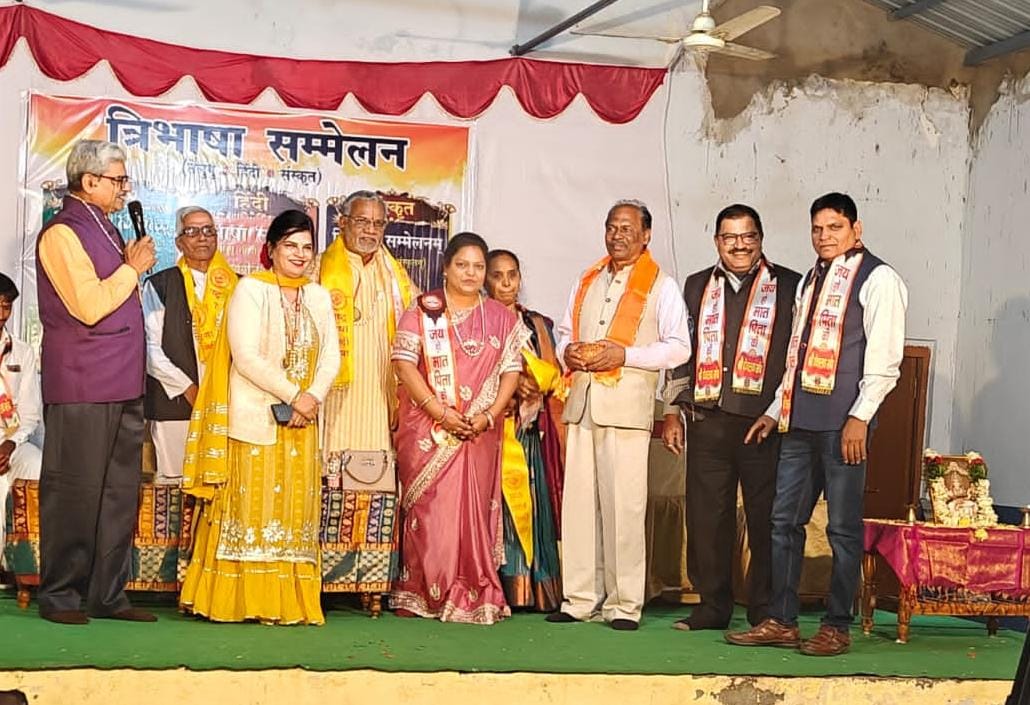 विश्व हिंदी दिवस समारोह में हैदराबाद में त्रिभाषा अधिवेशन साहित्य सम्मान प्राप्त करतीं मेघा अग्रवाल