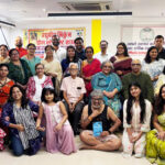 मुलुंड पश्चिम के प्लेयस मैराथन मैक्सिमा सभागार में आयोजित पोइसी टेल्स समूह की वार्षिक बहुभाषी काव्य गोष्ठी में मंच पर काव्य पाठ करते रचनाकार और श्रोताओं से भरा सभागार