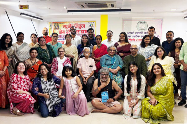 मुलुंड पश्चिम के प्लेयस मैराथन मैक्सिमा सभागार में आयोजित पोइसी टेल्स समूह की वार्षिक बहुभाषी काव्य गोष्ठी में मंच पर काव्य पाठ करते रचनाकार और श्रोताओं से भरा सभागार