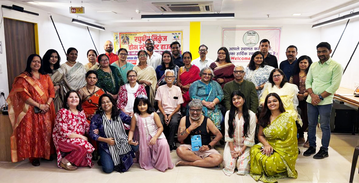 मुलुंड पश्चिम के प्लेयस मैराथन मैक्सिमा सभागार में आयोजित पोइसी टेल्स समूह की वार्षिक बहुभाषी काव्य गोष्ठी में मंच पर काव्य पाठ करते रचनाकार और श्रोताओं से भरा सभागार