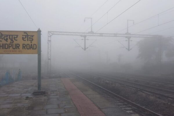 महिदपुर रोड पर घना कोहरा और हल्की फुहारें