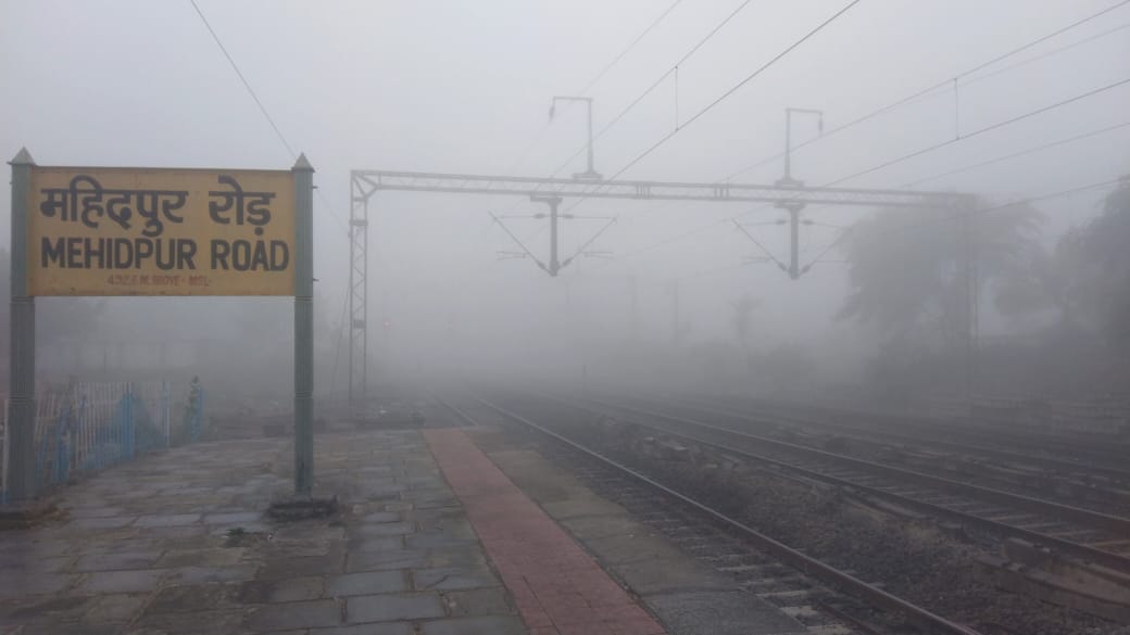 महिदपुर रोड पर घना कोहरा और हल्की फुहारें