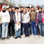 शत्रुंजय गिरिराज पालीताणा की सात यात्रा पूर्ण होने पर जैन तपस्वी अंकित बोथरा का बहुमान करते श्रद्धालु, हाथों में ध्वज, कुमकुम-अक्षत से स्वागत और भगवान आदिनाथ के जयकारों के बीच भक्तिमय वातावरण।