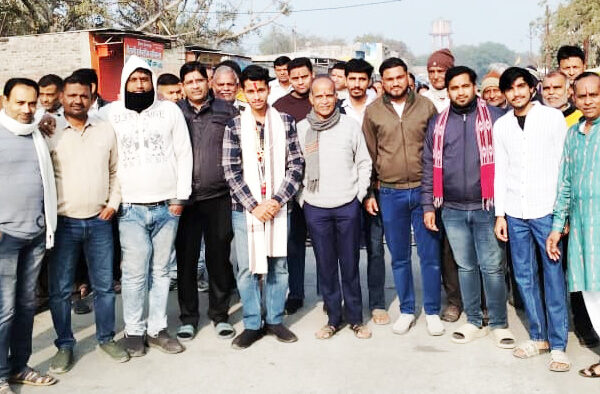 शत्रुंजय गिरिराज पालीताणा की सात यात्रा पूर्ण होने पर जैन तपस्वी अंकित बोथरा का बहुमान करते श्रद्धालु, हाथों में ध्वज, कुमकुम-अक्षत से स्वागत और भगवान आदिनाथ के जयकारों के बीच भक्तिमय वातावरण।