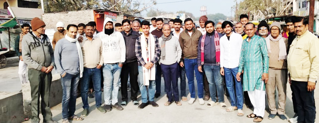 शत्रुंजय गिरिराज पालीताणा की सात यात्रा पूर्ण होने पर जैन तपस्वी अंकित बोथरा का बहुमान करते श्रद्धालु, हाथों में ध्वज, कुमकुम-अक्षत से स्वागत और भगवान आदिनाथ के जयकारों के बीच भक्तिमय वातावरण।