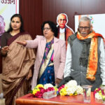 उज्जैन में वंदे मातरम् कार्यक्रम में मंच पर विनय पत्राले और अन्य गणमान्य अतिथियों के साथ भारत भारती और सम्राट विक्रमादित्य विश्वविद्यालय के सदस्य