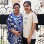 कल्पकथा साहित्य संस्था द्वारा नागपुर की मेघा अग्रवाल और उनकी पुत्री मिहूं अग्रवाल को कल्प भेंटवार्ता पत्रम से सम्मानित करते हुए