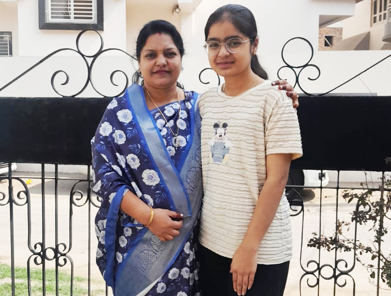 कल्पकथा साहित्य संस्था द्वारा नागपुर की मेघा अग्रवाल और उनकी पुत्री मिहूं अग्रवाल को कल्प भेंटवार्ता पत्रम से सम्मानित करते हुए