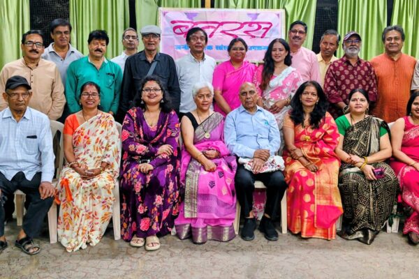 मुंबई के केशव गोरे स्मारक भवन में आयोजित ‘बतरस’ कार्यक्रम में प्रेम विषय पर कविता और संगीत प्रस्तुति देते कलाकार