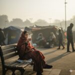 जनवरी की धूप में चाय पीते हुए आत्मचिंतन करती महिला, सर्दी और मानवीय संवेदना का दृश्य