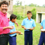 ग्रामीण बच्चों के साथ प्रदीप लोखंडे, पोस्टकार्ड मैन ऑफ इंडिया