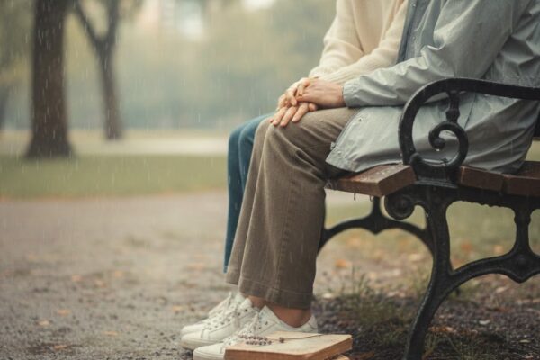 मौन में हाथ थामे बैठे दो लोग, प्रेम की शांत और गहरी अनुभूति दर्शाता दृश्य