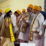 दीक्षांत समारोह में आकांक्षा शर्मा को गोल्ड मेडल देते हुए राज्यपाल और मुख्यमंत्री