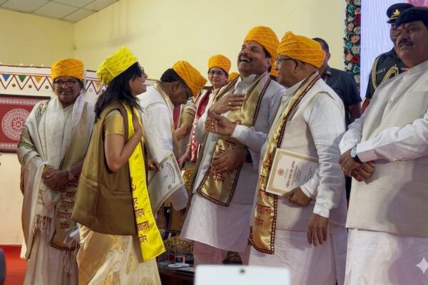 दीक्षांत समारोह में आकांक्षा शर्मा को गोल्ड मेडल देते हुए राज्यपाल और मुख्यमंत्री