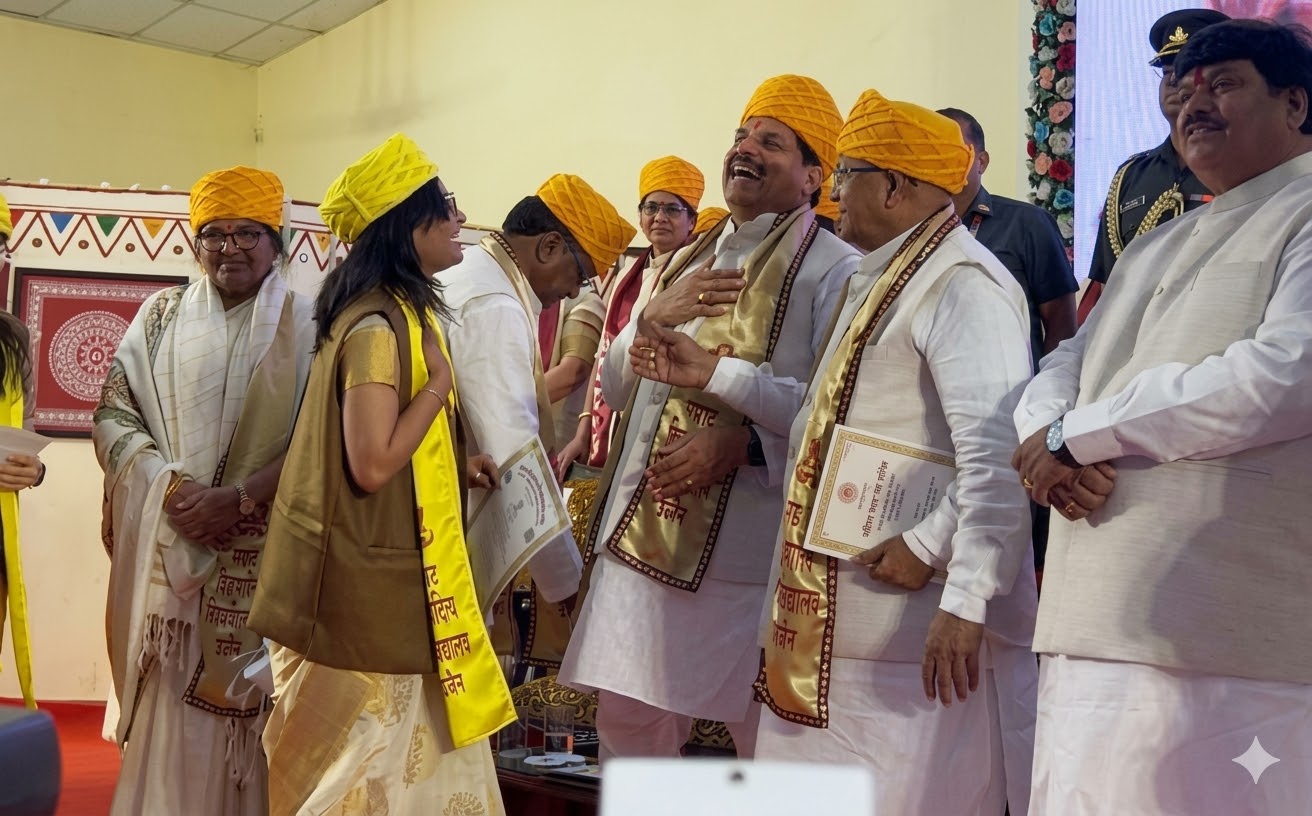 दीक्षांत समारोह में आकांक्षा शर्मा को गोल्ड मेडल देते हुए राज्यपाल और मुख्यमंत्री