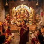 नवरात्रि में सजी हुई माँ दुर्गा की प्रतिमा, दीपों और भक्तों के साथ पूजा का दृश्य