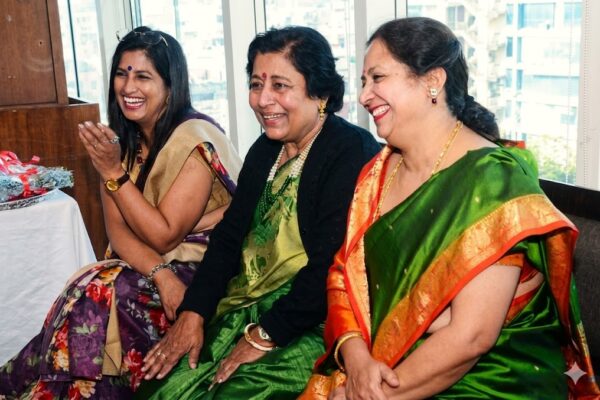 मुस्कुराती हुई स्त्री का भावपूर्ण चित्र – हँसती हुई स्त्रियां हिंदी कविता का प्रतीक