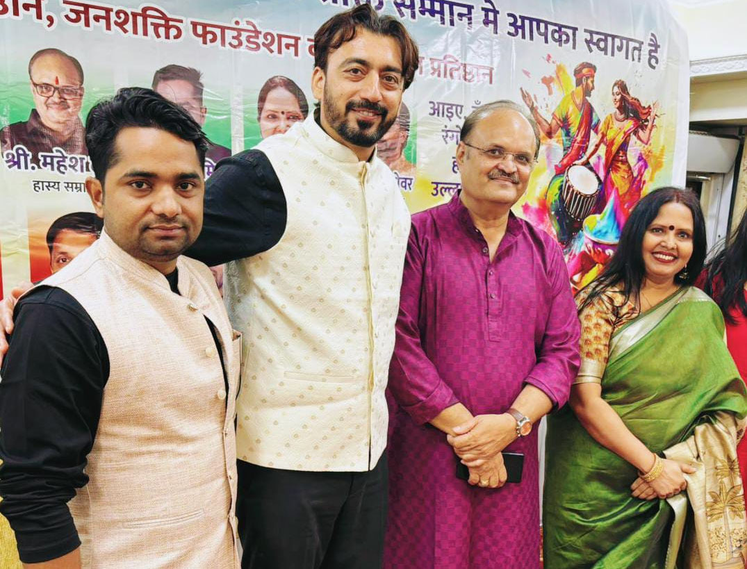 महिला दिवस पर आयोजित नारी शक्ति सम्मान समारोह और हास्य कवि सम्मेलन का मंचीय दृश्य