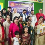 मुंबई मराठी पत्रकार संघ में आर के ओपन माइक ‘उत्सव शब्दों का’ कार्यक्रम में मंच पर प्रस्तुति देते प्रतिभागी और उपस्थित साहित्यकार