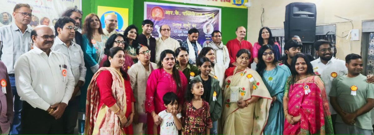 मुंबई मराठी पत्रकार संघ में आर के ओपन माइक ‘उत्सव शब्दों का’ कार्यक्रम में मंच पर प्रस्तुति देते प्रतिभागी और उपस्थित साहित्यकार