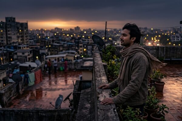 अंधेरे में खड़ा एक शख्स, दूर उगता सूरज और भावनात्मक माहौल, इश्क और दर्द का प्रतीक