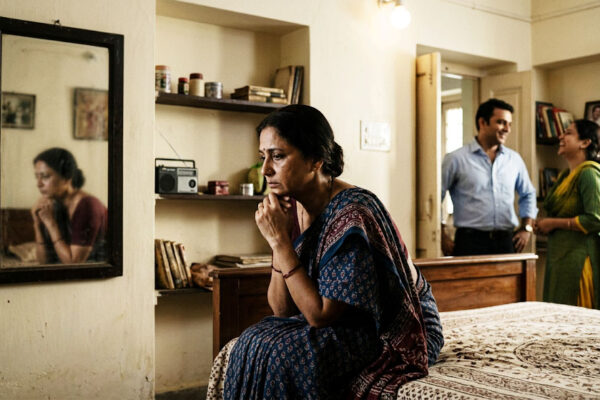 “उदास महिला आईने में खुद को देखती हुई, रिश्तों की टूटन को दर्शाता दृश्य”