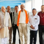 डॉ प्रभु चौधरी की श्रद्धांजलि छवि, दीपक और शांत पृष्ठभूमि के साथ