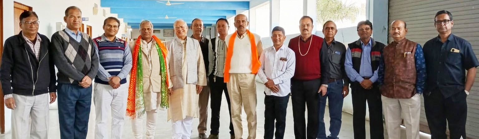 डॉ प्रभु चौधरी की श्रद्धांजलि छवि, दीपक और शांत पृष्ठभूमि के साथ