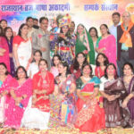 जयपुर में आयोजित ब्रज रसिया होली कार्यक्रम में राधा-कृष्ण प्रस्तुति और रंगों के बीच नृत्य करते कलाकार