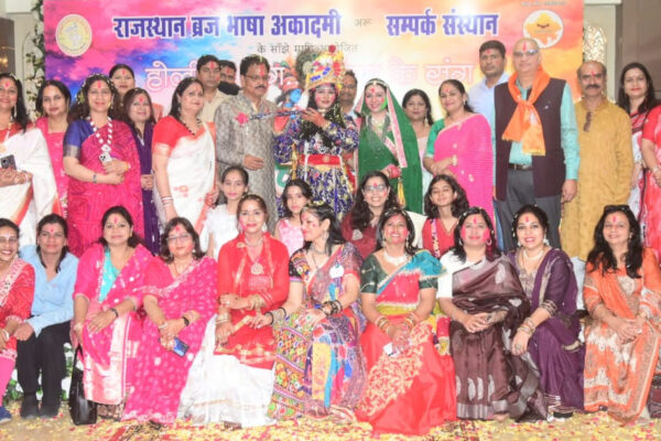 जयपुर में आयोजित ब्रज रसिया होली कार्यक्रम में राधा-कृष्ण प्रस्तुति और रंगों के बीच नृत्य करते कलाकार