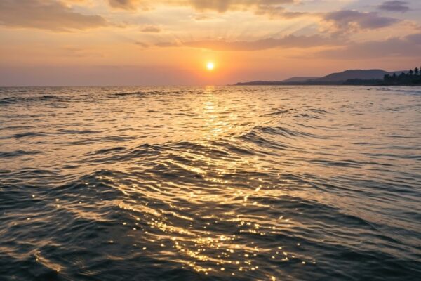 समुद्र पर पड़ती सूर्य किरणों का सुंदर दृश्य